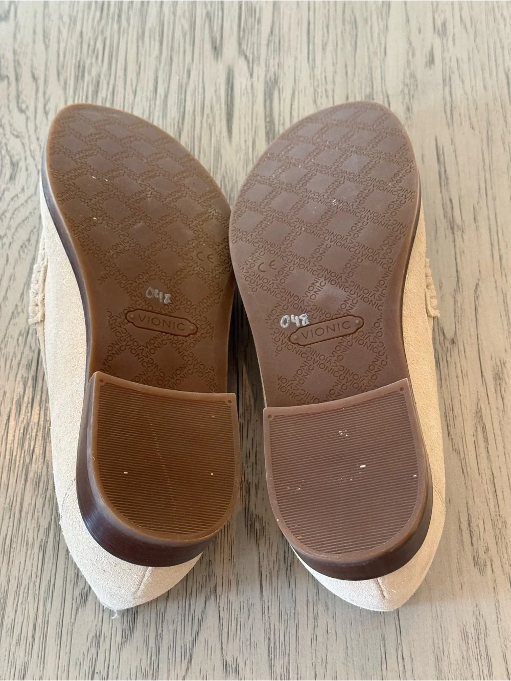 Vionic cream/gold Waverly Suede Penny Loafers women’s size 8.5